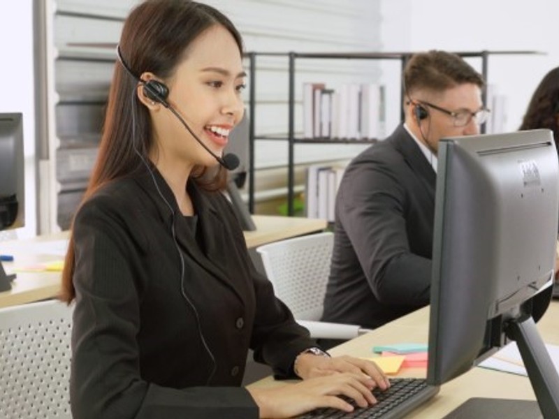 Hình ảnh đại diện hỗ trợ khách hàng thân thiện với tai nghe, sẵn sàng giải đáp thắc mắc về điều khoản dịch vụ của f1688 bet.